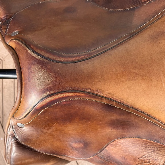 ANTARES JUMPING SADDLE 2012 w/ quality leathers and stirrups - Picture 4 of 5